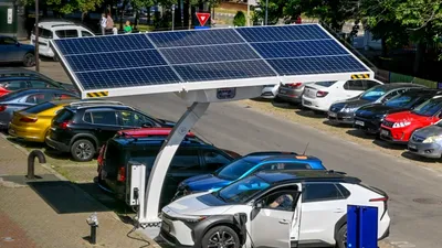 Prima stație de încărcare 100% solară pentru mașini electrice a fost inaugurată în București