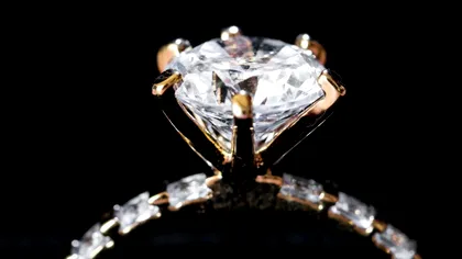 Diamante din cenușă: Noua tendință care îi transformă pe cei dragi decedați în amintiri prețioase