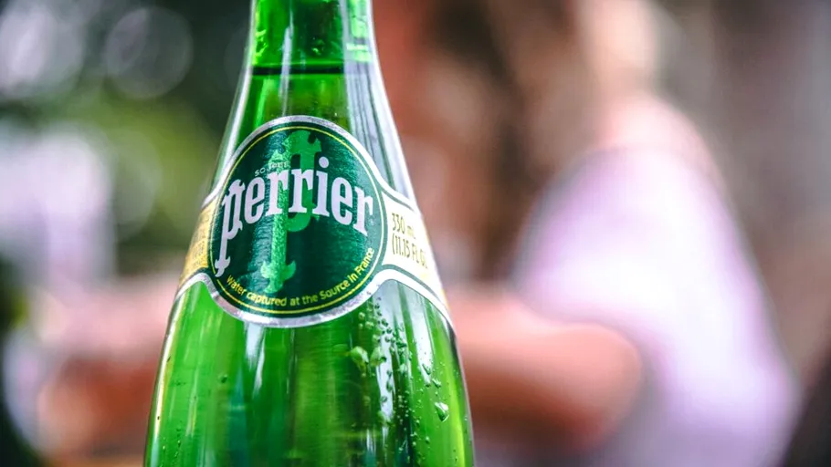 Problemele se țin lanț pentru Nestle: poliția franceză anchetează filtrarea ilegală a apei Perrier