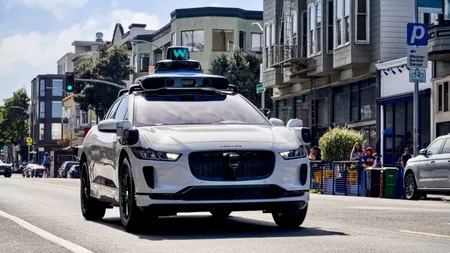 Compania-mamă a Google recheamă peste 1.200 de vehicule autonome după incidente rutiere minore. Care este motivul?