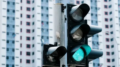 A patra culoare la semafor. De ce am putea să vedem în viitor o astfel de semnalizare pe drumurile publice