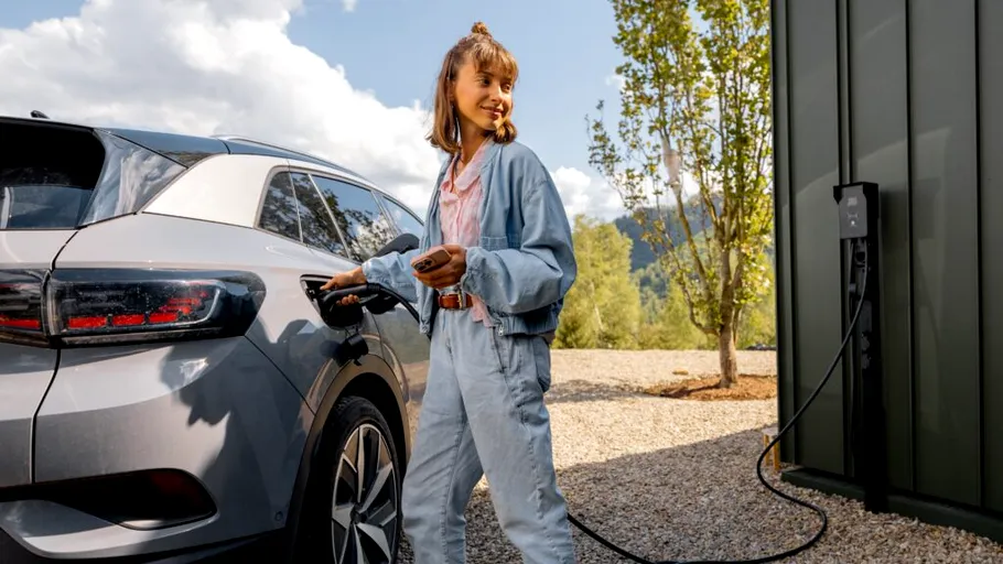 Un fost inginer Tesla vrea să îl scoată pe Elon Musk de pe piață construind mașinile electrice la prețuri accesibile „omului de rând”