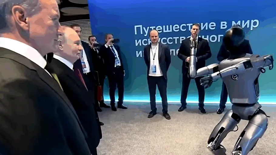 Un robot AI a dansat pentru Putin, cu bodyguarzii care vegheau să nu calce strâmb