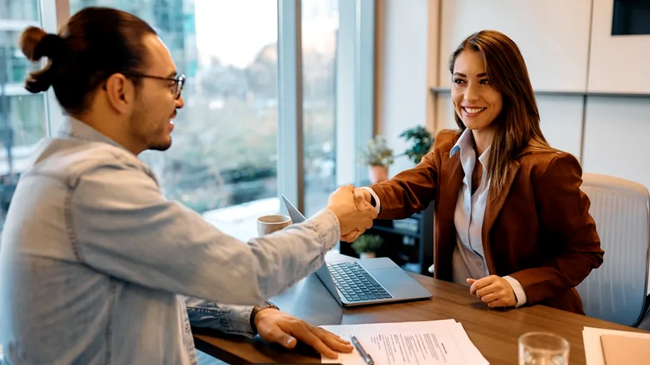 Adio interviuri pe Zoom și CV-uri generate de AI. Companiile se întorc la angajările ‘old school’: cine are curaj să bată la ușă primește un job