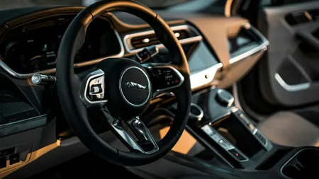 Jaguar Land Rover începe relansarea producției după atacul cibernetic devastator