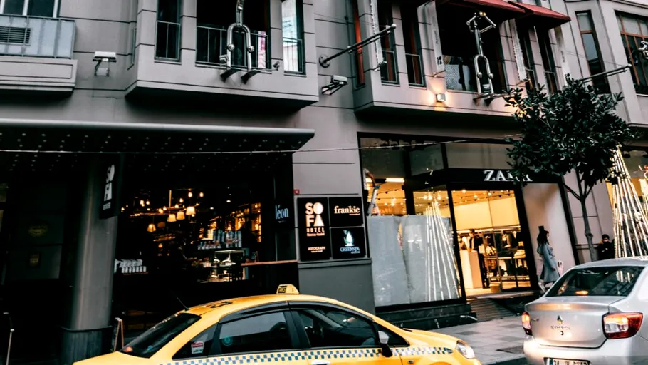 Ce se întâmplă cu fostul lanț de magazine Zara din Rusia. Deși grupul spaniol pare să fi părăsit definitiv piața, de fapt, e pregătit să se întoarcă oricând