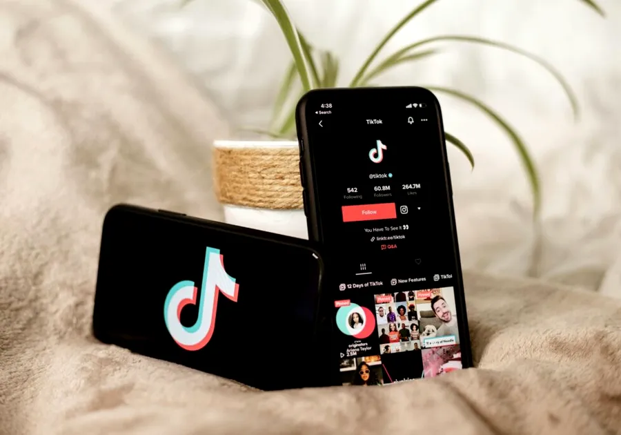 UE lovește în „doomscrolling”. Bruxelles-ul cere schimbarea radicală a designului TikTok și deschide frontul împotriva platformelor care creează dependență