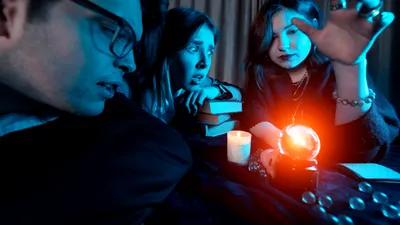 Profit din paranormal: Turismul negru va atinge 41 miliarde dolari, pe fondul fascinației pentru locuri marcate de tragedii și legende întunecate