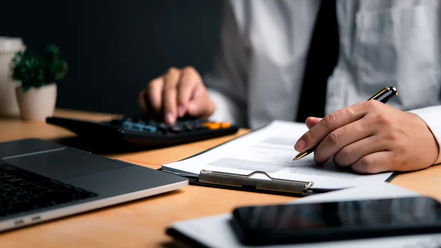 Afacerile din servicii scad la început de an: recul de aproape 5% în relația cu firmele