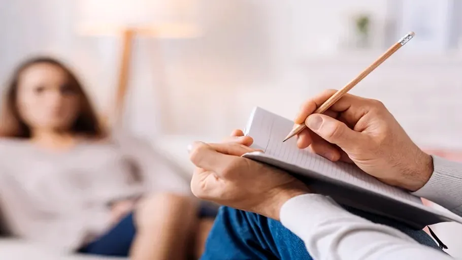 Motivele pentru care merg românii la psiholog: relațiile au devenit a doua cea mai mare sursă de suferință după anxietate