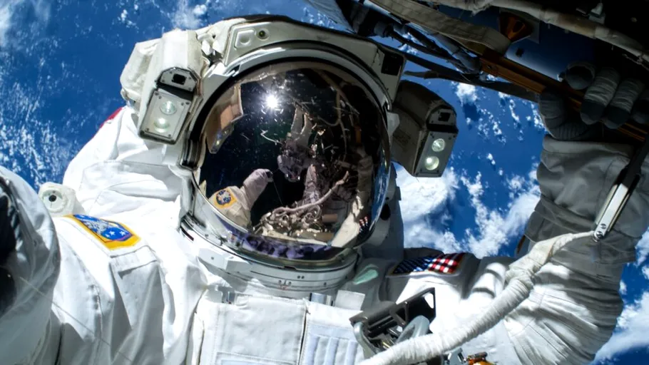 Cristalele inteligente, cultivate în microgravitație de NASA, ar putea revoluționa stocarea și procesarea datelor