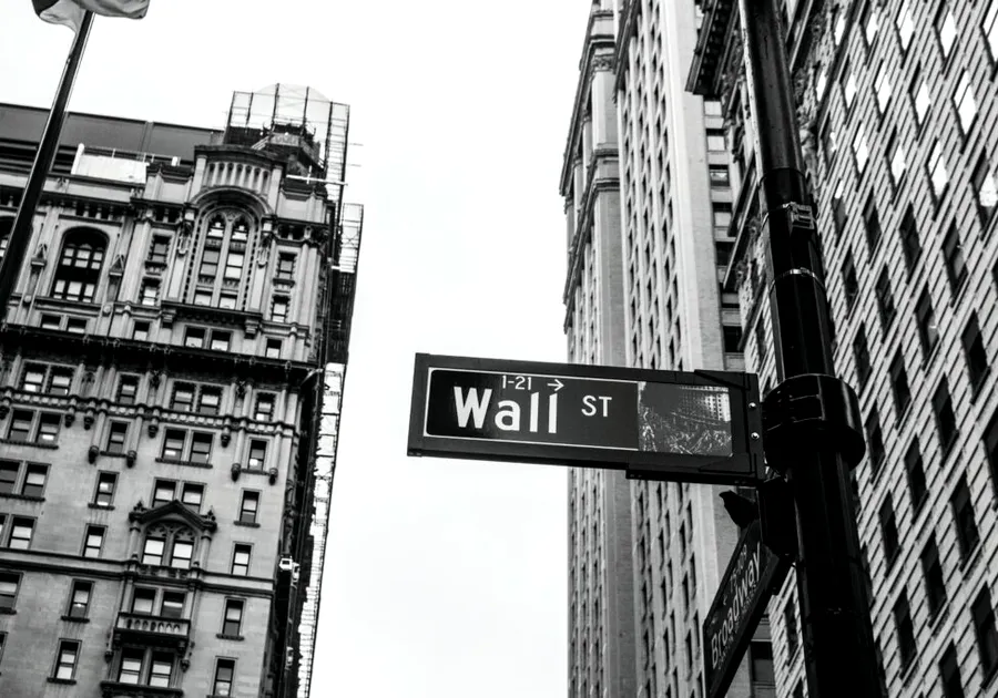 Wall Street „îngheață” pe minus în așteptarea tensionată a unei decizii riscante a Rezervei Federale