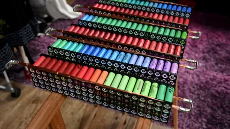 A obținut opt ani de energie gratis cu baterii vechi de laptop. Invenția unui pasionat de tehnologie care a cucerit internetul