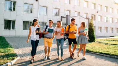 Reducerea burselor și creșterea taxelor împing aproape 8.000 de elevi și studenți să își caute un loc de muncă