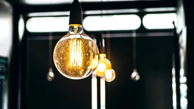 Cardurile de energie întârzie din nou, românii cu venituri mici rămân fără sprijin la facturi