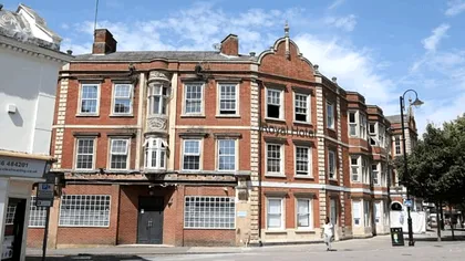 A investit 3,2 milioane de lire într-un hotel istoric falimentar și acum îl vinde cu doar 1 liră. Ce a mers prost