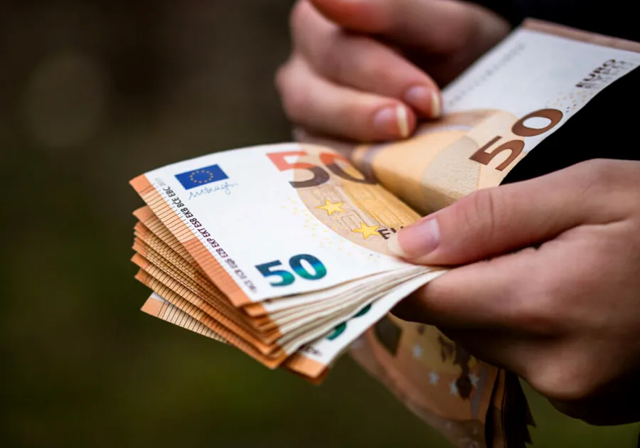 Leul intră într-o nouă zonă de volatilitate: euro a ajuns la 5,3447 lei. BNR trebuie să echilibreze cursul, dobânzile și rezervele