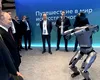 Un robot AI a dansat pentru Putin, cu bodyguarzii care vegheau să nu calce strâmb