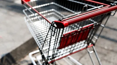 Cărucioarele de cumpărături au ajuns să fie tăiate și furate pe bandă rulantă! Ce se întâmplă în magazinele din Europa