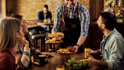 Cheltuielile românilor la restaurant scad semnificativ. Afacerile din restaurante au scăzut cu peste 8% în primele 4 luni din 2025