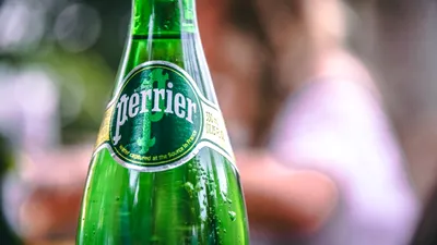 Problemele se țin lanț pentru Nestle: poliția franceză anchetează filtrarea ilegală a apei Perrier