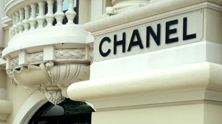 Consumatorii de lux au ajuns la limita puterilor. Marile branduri, ca Chanel sau Louis Vuitton, nevoite să renunțe la scumpiri