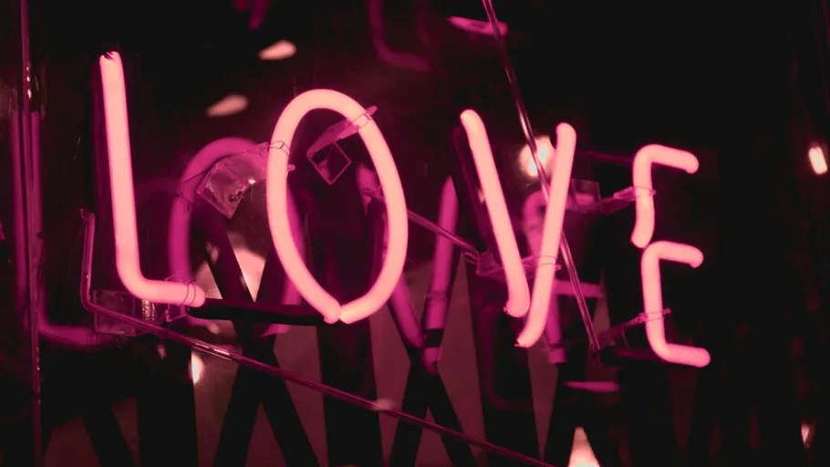 STUDIU. Cum ți se modifică veniturile ca urmare a unei relații cu șeful