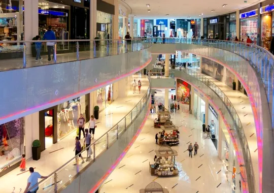 Românii au cheltuit peste 42 de miliarde de euro în marile rețele de retail în 2025. Suma a crescut cu 77% față de 2019