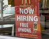 Un restaurant McDonald’s promite un iPhone gratuit după șase luni de la angajare. Mulți cred că este doar o strategie de marketing