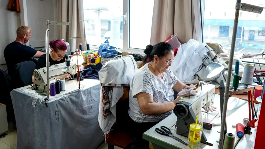 Tinerii din România aleg între calitate și preț: croitorii și cizmarii dezvăluie cum s-a schimbat moda și mentalitatea de cumpărare