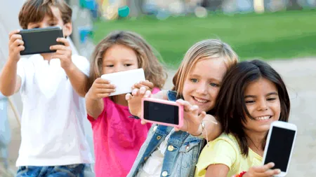 Generația Alpha crește într-o eră high tech a gratificării imediate. 2 metode ca să-i ferești de capcanele influencerilor de TikTok