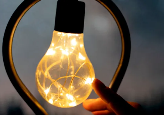 De ce plătesc românii facturi tot mai mari la energie: întârzieri, ineficiență și decizii amânate