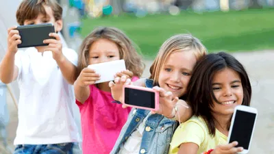 Generația Alpha crește într-o eră high tech a gratificării imediate. 2 metode ca să-i ferești de capcanele influencerilor de TikTok