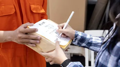 Noua escrocherie a sărbătorilor: gift cardurile, cadoul care poate veni deja gol