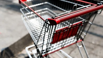 Cărucioarele de cumpărături au ajuns să fie tăiate și furate pe bandă rulantă! Ce se întâmplă în magazinele din Europa