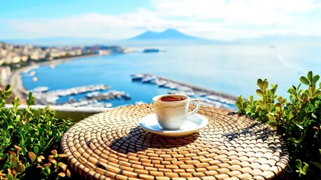 Cafeaua care te trimite în vacanță: 5 to go și Fibula Air Travel lansează un parteneriat unic în România