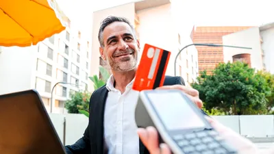 Plățile cu cardul explodează în zona euro: bancomatele dispar pe zi ce trece