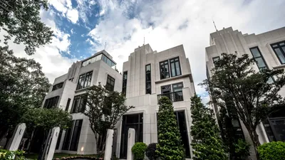 Casele „blestemate” care sperie Hong Kong-ul: superstiția care doboară prețurile într-una dintre cele mai scumpe piețe imobiliare din lume