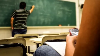 Suedia interzice telefoanele mobile în școli