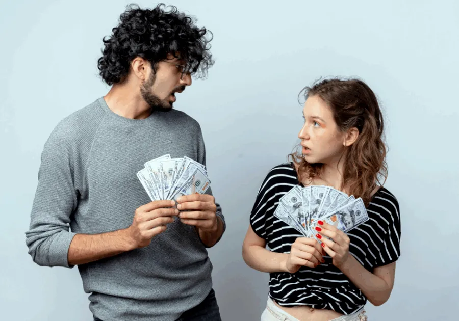 Singurul comportament financiar care ar trebui să te pună pe gânduri într-o relație, potrivit unui expert
