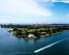 Cine este investitorul din umbră care a vândut un teren gol de 105 milioane de dolari de lângă vila lui Jeff Bezos – tranzacția imobiliară care a ridicat prețurile în zonă