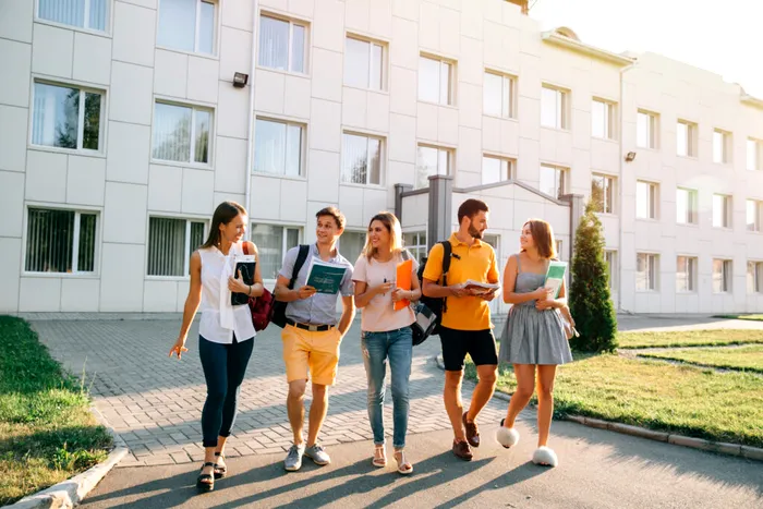 Reducerea burselor și creșterea taxelor împing aproape 8.000 de elevi și studenți să își caute un loc de muncă
