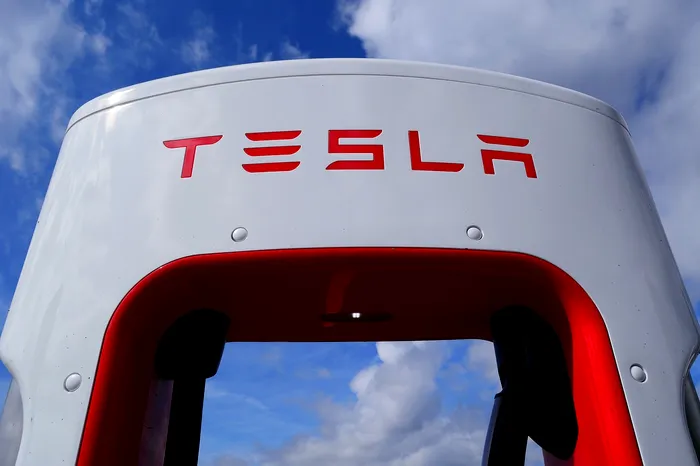 Tesla construieşte în China cea mai mare instalație de stocare a energiei