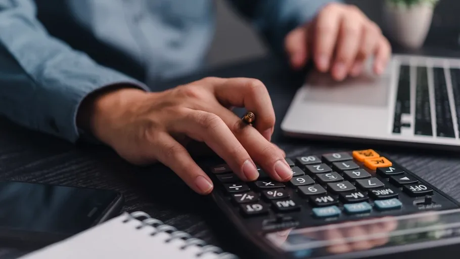 Măsuri fiscale dure anunțate de Guvernul Bolojan pentru a reduce deficitul: TVA crește la 21% și 11% pentru cota redusă. Se modifică taxarea băncilor. Cresc accizele și impozitul pe dividende