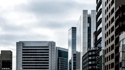 Cumpărarea unui apartament în orașele mari devine din ce în ce mai dificilă în România, chiar și cu salarii în creștere