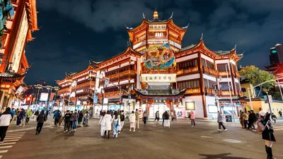 Automatul de aur, luat cu asalt în mallurile din Shanghai. Chinezii stau la coadă să topească bijuteriile de familie