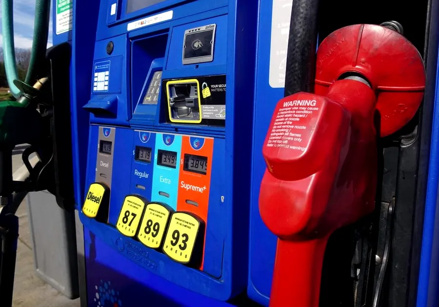 Proiect de lege pentru declararea stării de criză pe piața carburanților. Măsuri propuse pentru limitarea scumpirilor la benzină și motorină