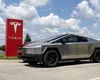 Șoferi francezi dau în judecată Tesla: „Mașinile noastre devin simboluri ale extremei drepte”