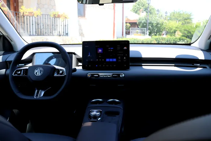 MG România a lansat noile S5 EV și HS Hybrid+. Ce prețuri au cele două modele electrificate?