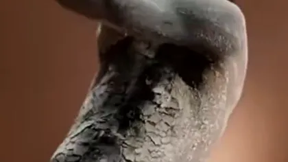 Rasism ambalat în sticlă de gel de duș. Campanie retrasă forțat în UK, după ce pielea neagră a fost prezentată ca defect